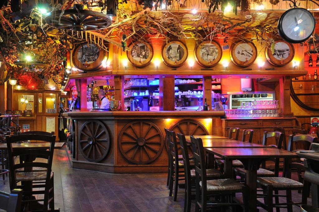 אטרטאט La Taverne Des Deux Augustins מראה חיצוני תמונה